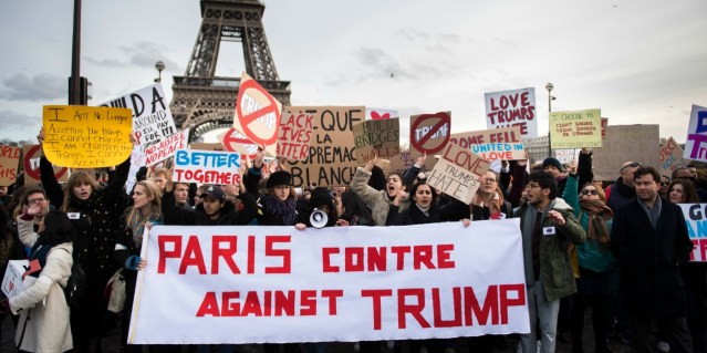 paris-against-trump-quelques-centaines-d-americains-defilent-a-paris-contre-les-valeurs-de-donald-trump