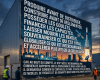Fresque murale en français : « PRODUIRE AVANT DE DISTRIBUER. CONSTRUIRE AVANT DE RÉGLEMENTER. POSSÉDER LES GOULETS. FINANCER LES CAPACITÉS. LAISSER MOURIR LES RENTES. SOUVERAINISER CE QUI EST VITAL. GLOBALISER CE QUI EST INTERCHANGEABLE. ET ACCÉLÉRER PLUS VITE QUE LE COÛT DU CAPITAL. CAR AU BOUT DU COMPTE, LE XXIᵉ SIÈCLE NE DEMANDERA PAS COMBIEN DE RAPPORTS SUR LA SOUVERAINETÉ NOUS AVONS PUBLIÉS. IL DEMANDERA COMBIEN DE CENTRALES, DE FABS, DE SATELLITES, DE ROBOTS, DE MODÈLES, DE FRÉGATES ET DE GIGAWATTS NOUS AVONS RÉELLEMENT CONSTRUITS. »