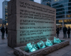 Monument portant le texte : « UNE RÉVOLUTION FINANCIÈRE SANS DISCIPLINE AURAIT FINI PAR DEVENIR RÉELLEMENT DANGEREUSE. UNE RÉVOLUTION CAPABLE DE PURGER SES MAUVAIS BILANS SANS ARRÊTER SON PROGRÈS DEVIENT, AU CONTRAIRE, BEAUCOUP PLUS DIFFICILE À TUER. LE MARCHÉ EST PEUT-ÊTRE EN TRAIN D’ENTERRER QUELQUE CHOSE. MAIS CE N’EST PAS L’INTELLIGENCE ARTIFICIELLE. C’EST L’ILLUSION QUE TOUT CE QUI TOUCHE À L’IA MÉRITE DU CAPITAL ILLIMITÉ. ET CE SONT PEUT-ÊTRE LES MEILLEURES FUNÉRAILLES QUE CE CYCLE POUVAIT ESPÉRER. »